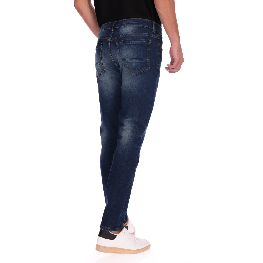 pantalón de mezclilla con tenis hombre